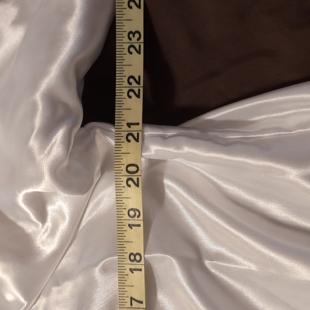 Elegant White Satin Nightgown - Picture 5 of 11